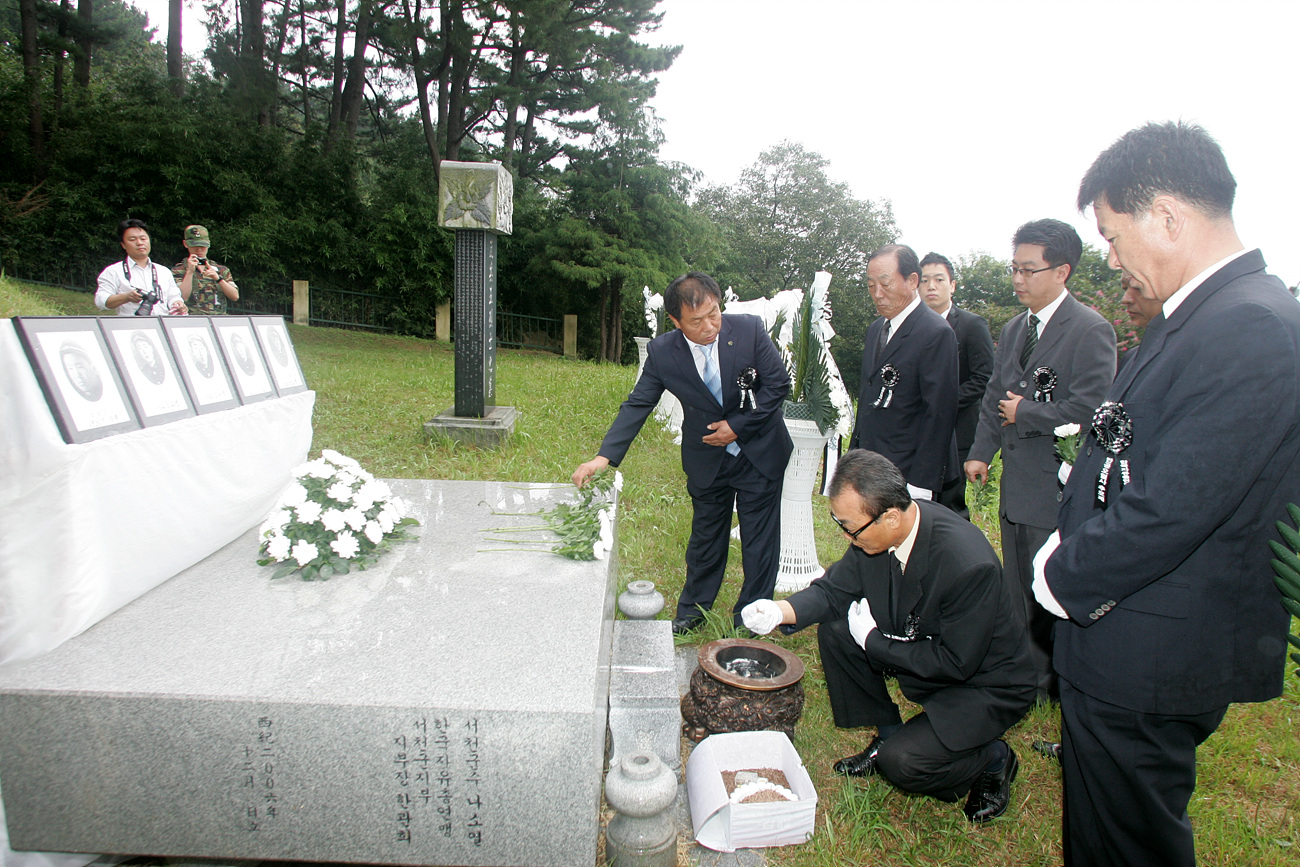 지난 9일 마서면 송석리에서  반공오열사 추모제를 가졌다1