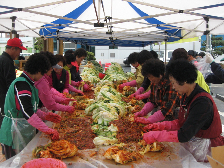 장항읍 새마을지도자에서는 지난 14일 장항읍사무소 광장에서 “불우이웃돕기 사랑의 김장 나누기” 행사를 개최했다