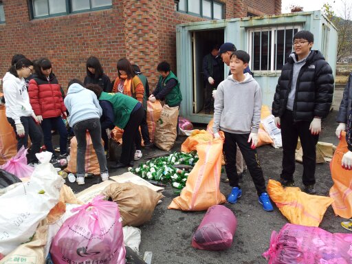 지난 26일 기산면 동강중학교 전교생과 기산면새마을협의회원, 기산면사무소 전 직원 등 150여 명이 참여해 기산면 진입로 군도 23호선 변 방치쓰레기수거 및 분리작업을 실시했다