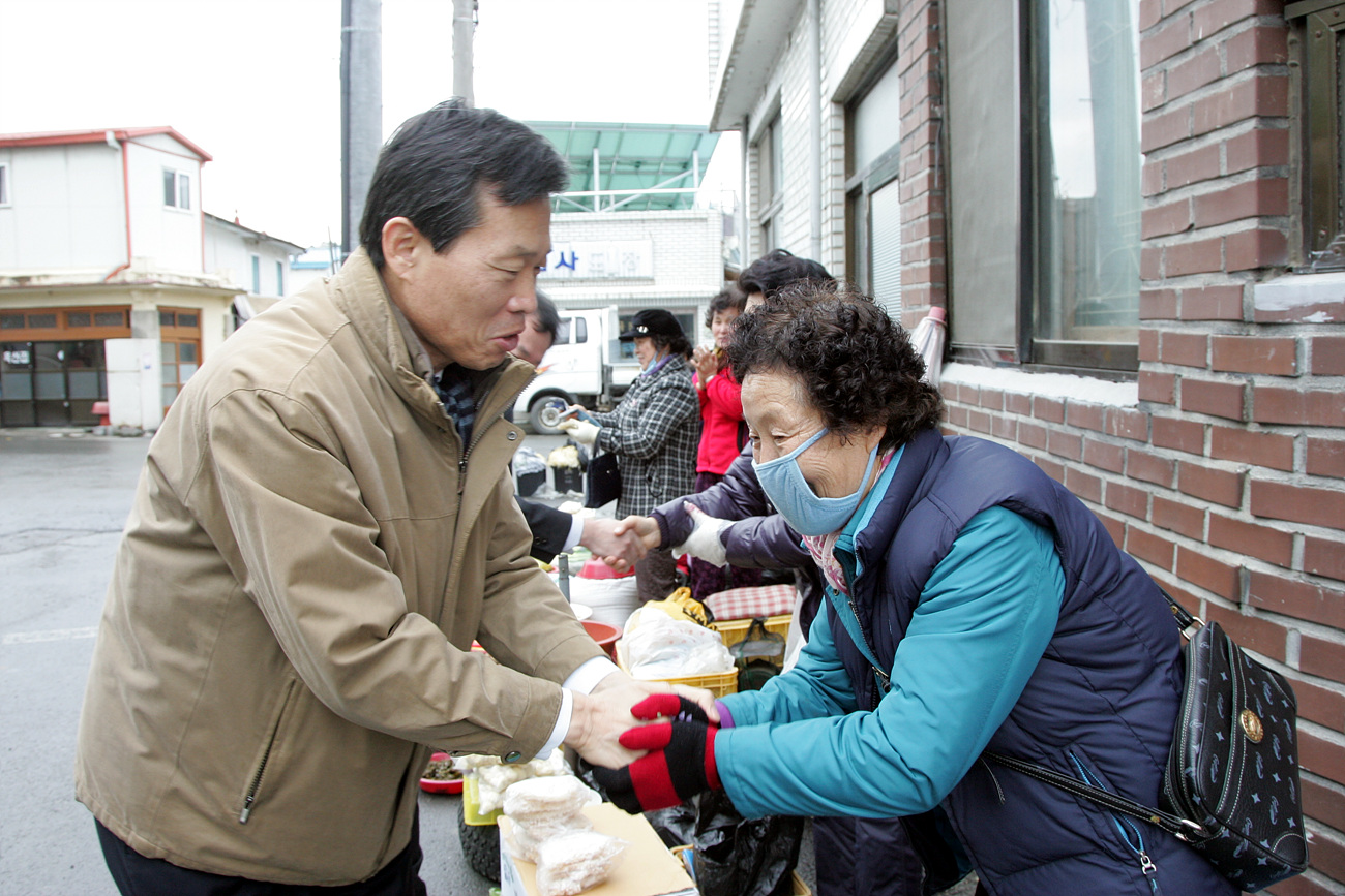 판교 전통시장을 찾은 나군수