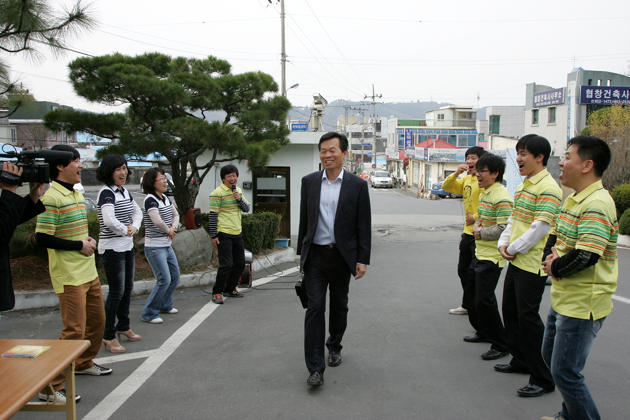 지난 18일 서천군은 차 없이 출근하는 행사를 열었으며, 나소열 서천군수가 걸어서 출근하고 있다