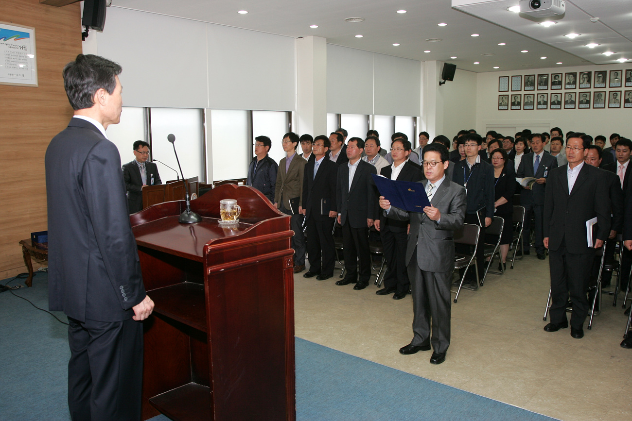 서천군은 지난 1일 서천군청 회의실에서 월례아침모임 종료 후 공직자 청렴 결의대회를 개최했다