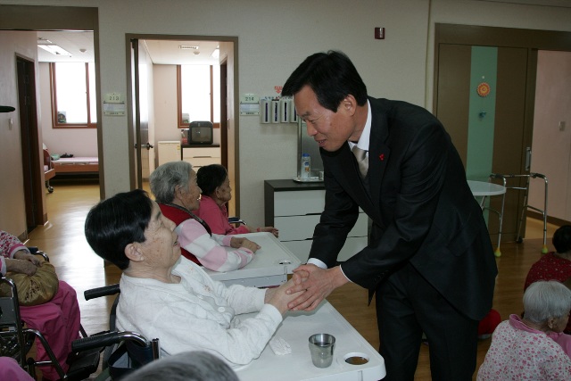 (6일)나소열 서천군수 금매복지원을 방문해 입소 노인과 손을 잡고 이야기 하고 있다