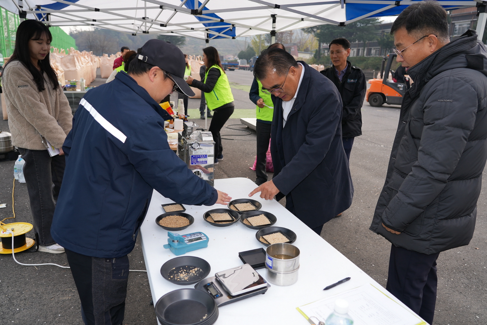 [포토] 김기웅 서천군수, 공공비축미 수매 현장 격려