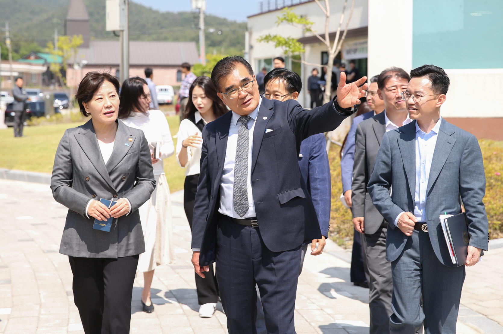 김기웅 서천군수, 송미령 농림부 장관과 농촌 정책 방안 모색(송미경 농림축산식품부 장관에게 비인면 청년농촌보금자리를 소개하고 있는 김기웅 서천군수)