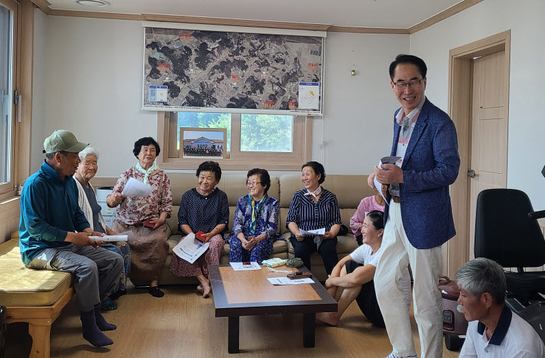 [포토] 서면, 폭염 대비 경로당 방문해 어르신 안부 살펴