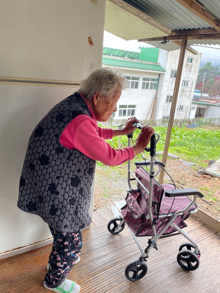 (포토) 문산면, 저소득 어르신 대상‘보행 보조기’지원