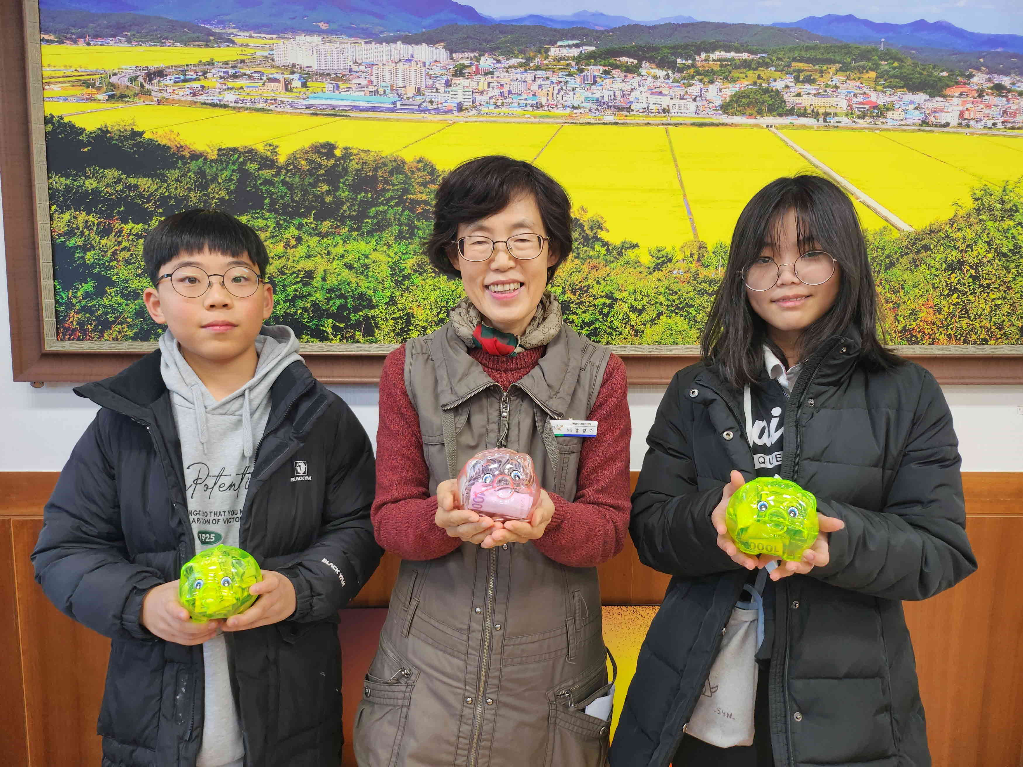 (사진1)서천읍 송예나, 송예성 남매, 1년동안 모았어요!