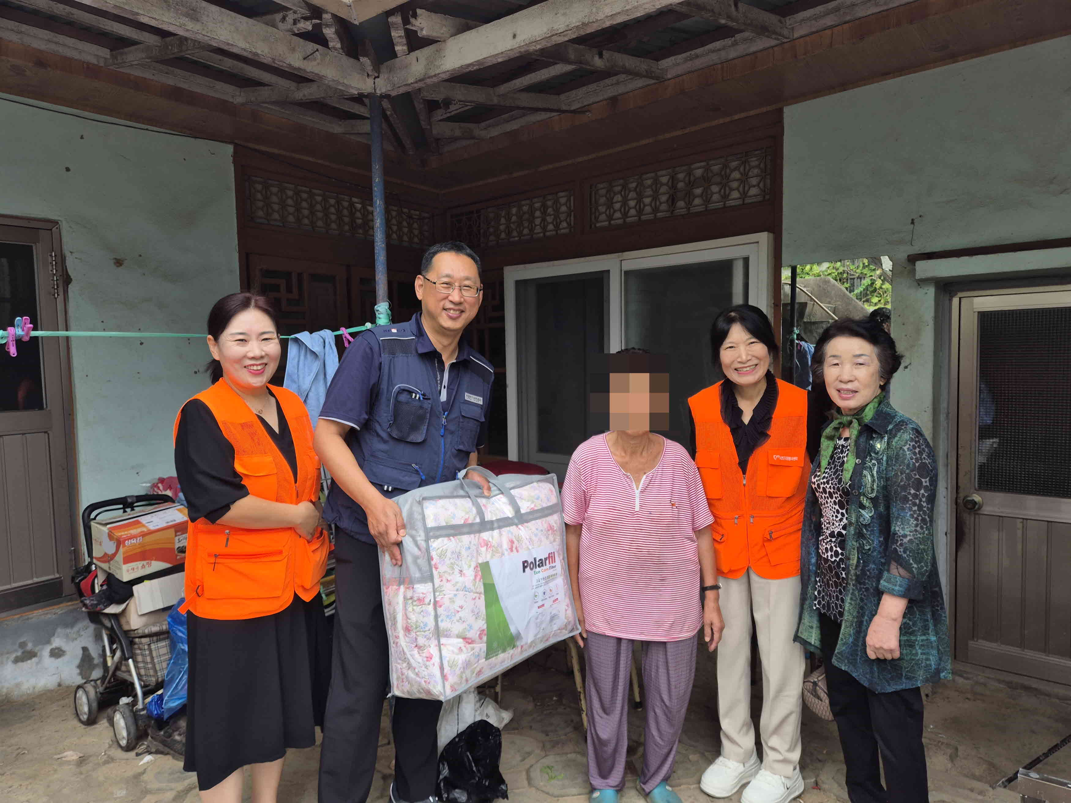 한국전기안전공사 충남서부지사, 서천군자원봉사센터에 500만원 상당 이불 전달